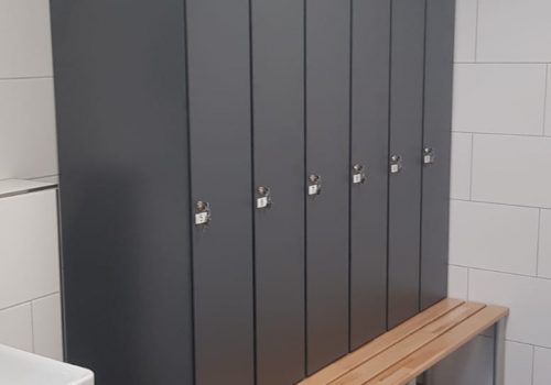 Garderobenschrank mit vorgebauter Sitzbank Unterkulm